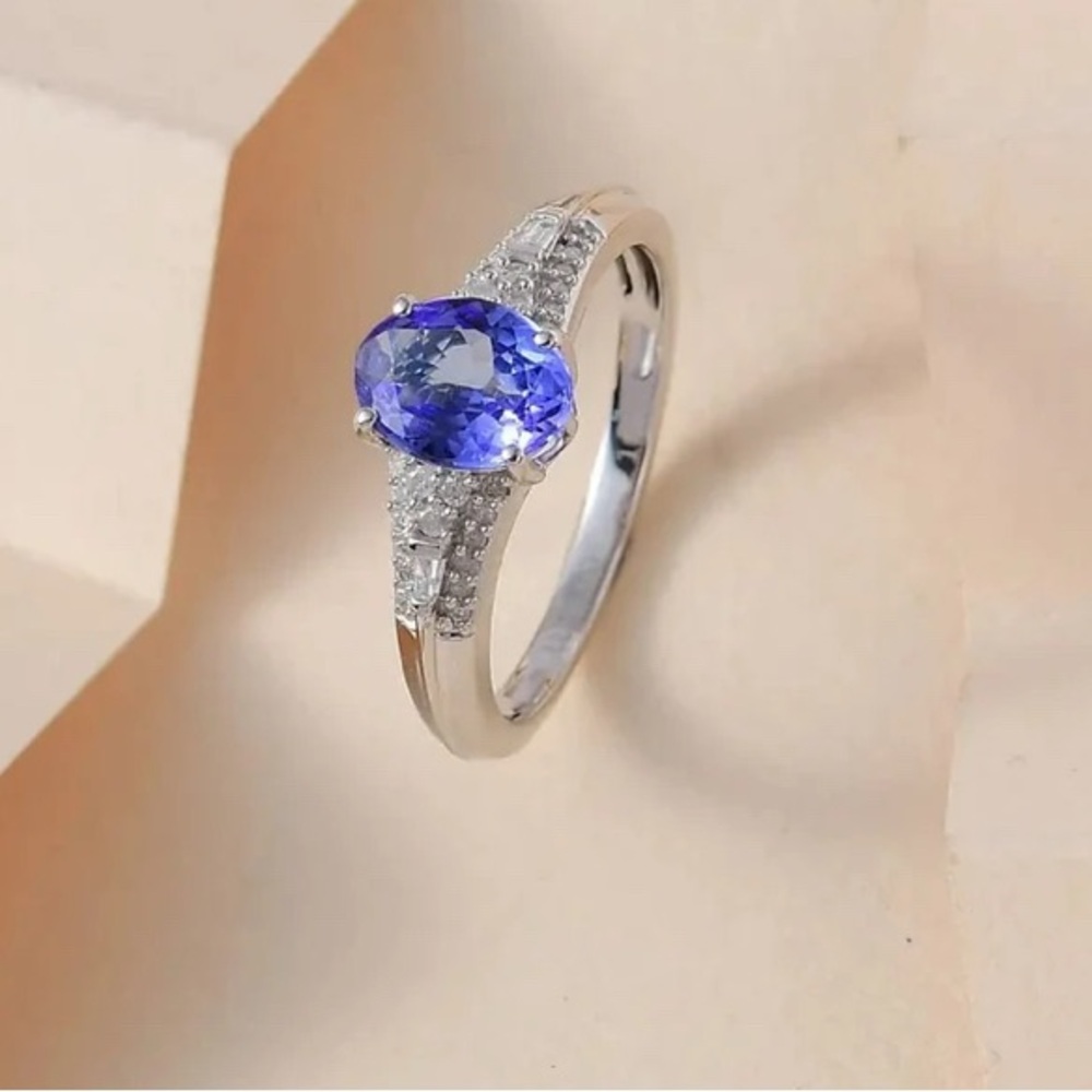 10k white gold AAA Tanzanite ring, flanked by Diamonds. Size 7